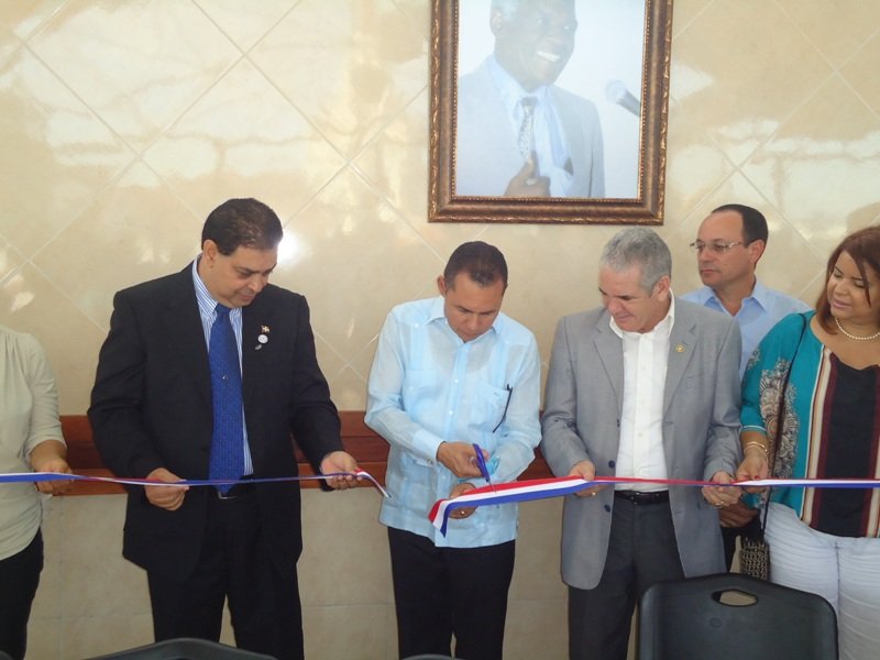 Alcalde Municipal corte de cinta inauguración Anexo y Salon Multiuso